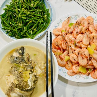 周六晚餐❤️游水虾👌芸豆丝👌活鲈鱼✅...
