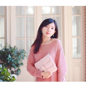 秋季毛衣Look2️⃣脏粉色配运动短裤