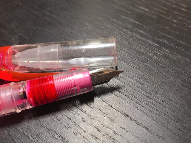 两支粉红色的钢笔