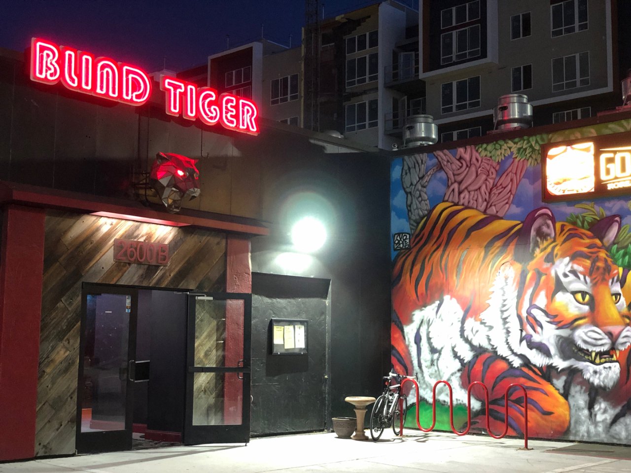 地下道餐厅Blind Tiger...