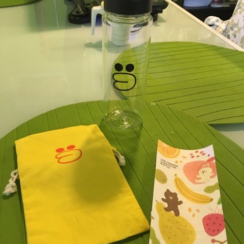 上个月韩国??旅行带回来的，line friends小黄鸭，喝水也要萌萌哒。