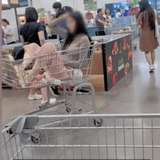 深圳山姆超市多名顾客坐购物车？？...