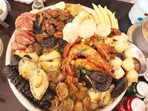 团年饭，身在异国也响应中国政府号召不上街，最好是在家吃盆菜