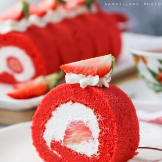 红丝绒草莓蛋糕卷｜红红火火...