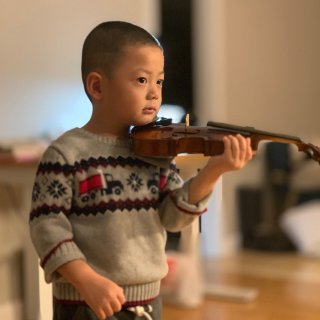 2021年最后一个月，我们开始接触小提琴...