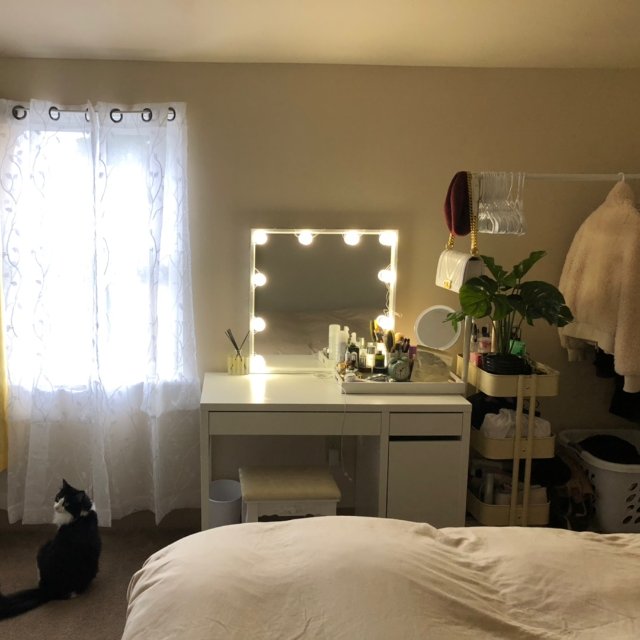 有一个化妆台 觉得自己就是小仙女呢...