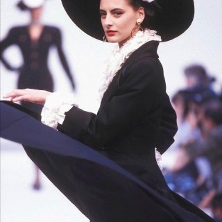 80年代Chanel香奈儿时装秀也太能打...