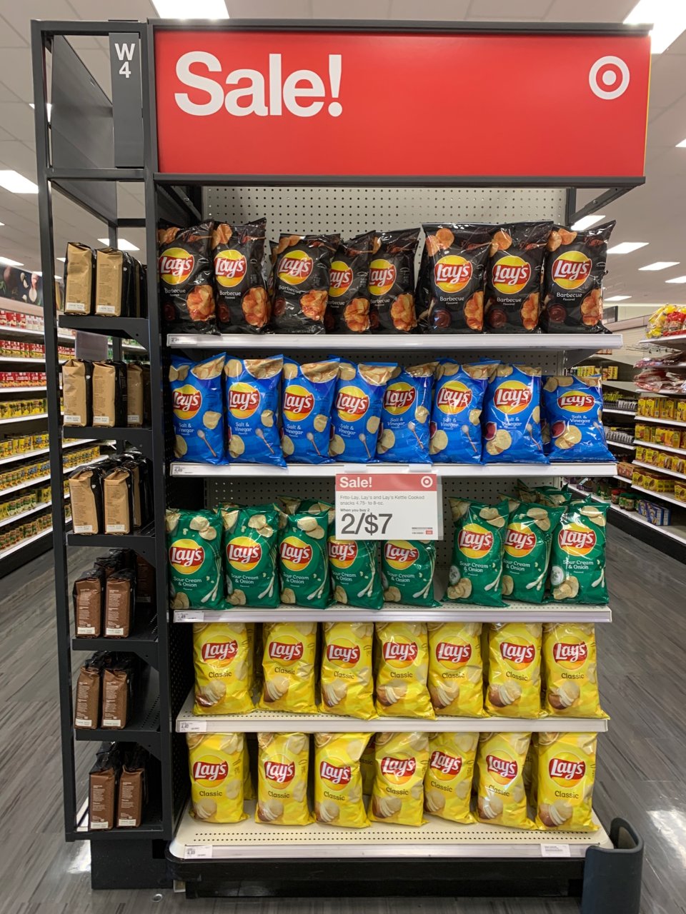 超市16-Target薯片促销活动中...