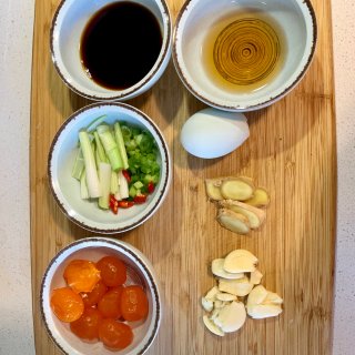 生抽+蚝油,葱段小米椒,咸蛋黄,大蒜,生姜,料酒