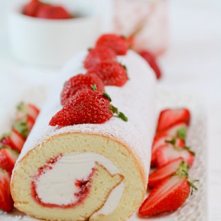 草莓酱蛋糕卷