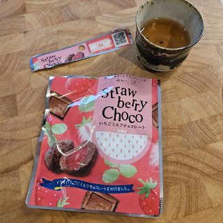 看见必买的日本小零食：草莓软糖夹心巧克力...
