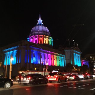 夜里看见的彩虹🌈旧金山市政厅...