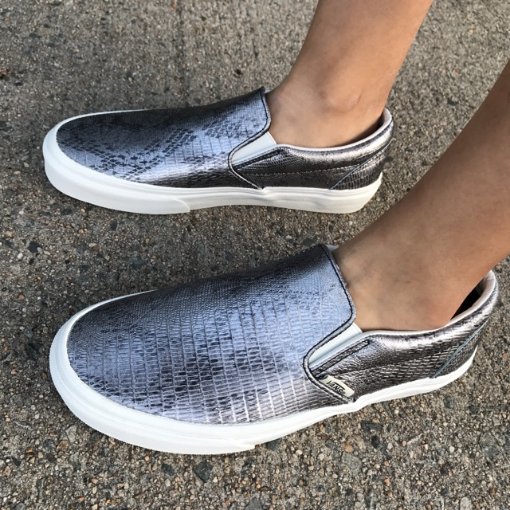 vans asher chambray slip-on sneaker - women's
