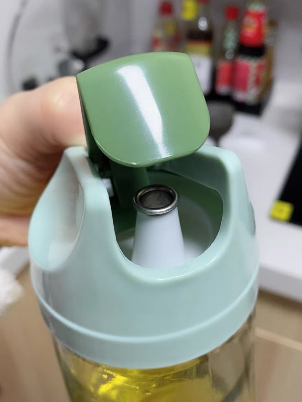 Olive Oil Bottle Dispenser for Kitchen, Auto Flip Soy Sauce Glass Condiment Container, Cooking Oil Vinegar Cruets Set, Measuring Syrup Bottle, Leakproof, Non-Drip Spout,Non-Slip Handle, Green, 25 OZ : Home & Kitchen