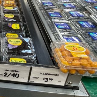 晒超市—北加豆芽超市的水果-莓子和葡萄。...