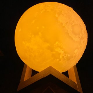 我家也有一个梦幻月球灯...