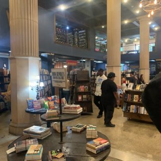 The last bookstore很有...