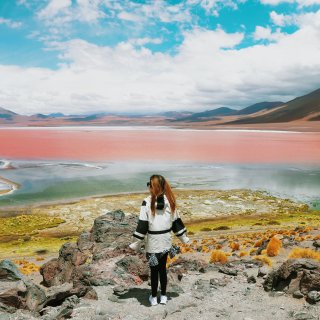 这真的不是漫画！而是玻利维亚荒原上的红湖...