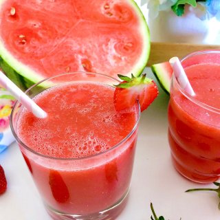 清凉夏日需要一杯西瓜草莓汁来开启...