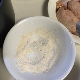 低筋面粉,盐,白胡椒粉