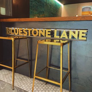 来Bluestone Lane咖啡店享受...