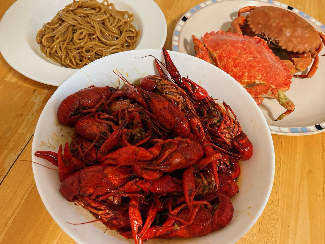 夜宵时间：小龙虾🦞拌面+煮螃蟹🦀...