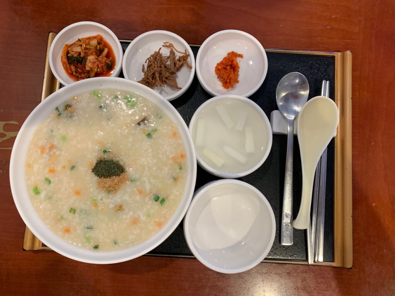 海鲜粥,韩国泡菜,牛肉丝,萝卜丁