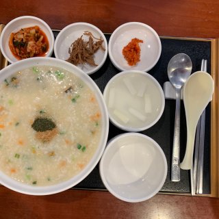 海鲜粥,韩国泡菜,牛肉丝,萝卜丁