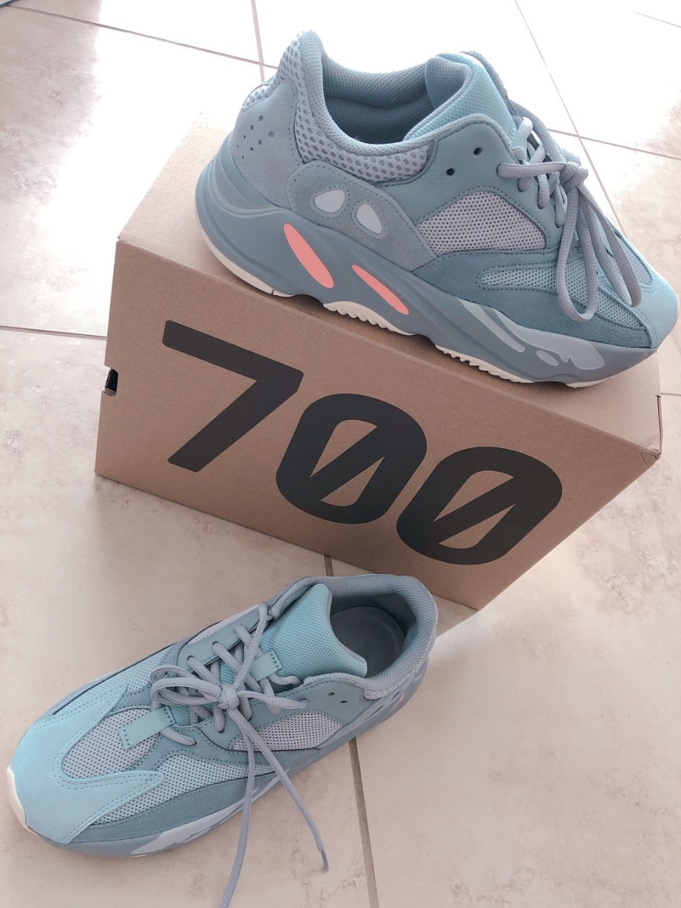 鞋控的日常,Adidas 阿迪达斯,yeezy boost 700,靜謐藍,流行趋势,2019流行色