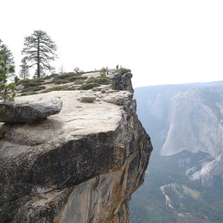優勝美地壯觀眺望峽谷瀑布的巨岩景觀點 T...
