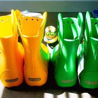 Crocs色彩缤纷的雨靴，明媚☀️...