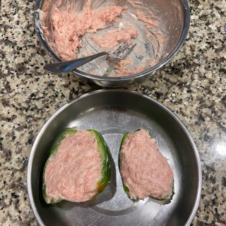 宅家｜料理｜豬絞肉運用之二：青椒鑲肉...