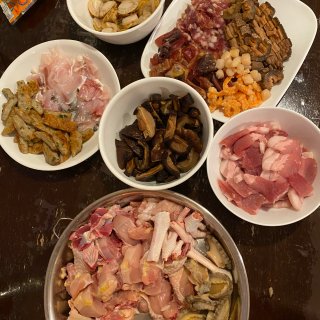 鸡肉,香菇,五花腩,鲮鱼饼,脆皖鱼片,干贝,腊肠,腊鸡,虾米,海参