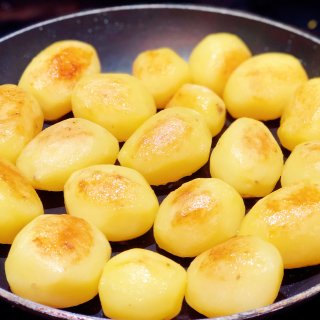 土豆煎至金黄
