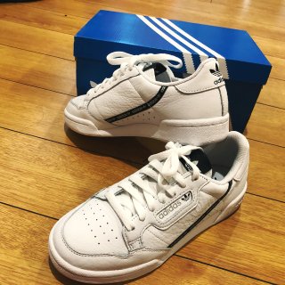 Adidas白鞋纸👟❤️人脚🦶一双百搭神...