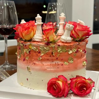 参加生日聚会 被朋友做的蛋糕震撼到🎂...