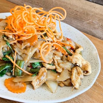 Thai Cuisine - 波士顿 - Webster - 推荐菜：Stirfried rice noodles with chicken