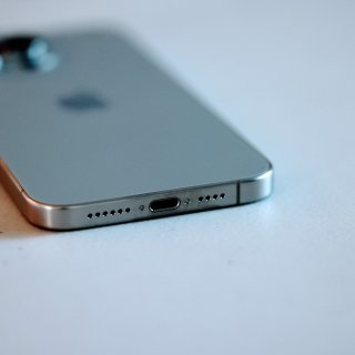 钛原色的iPhone 15 pro ma...