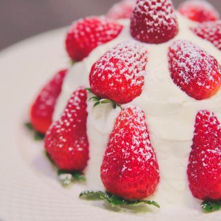 在家看雪做情人节大餐 草莓炸弹蛋糕+串烧...