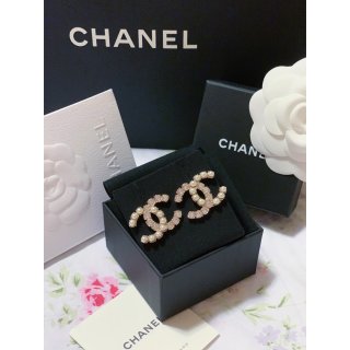 Chanel 香奈儿,445美元,Saks Fifth Avenue