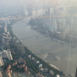 站在上海之巅上眺望黄浦江...