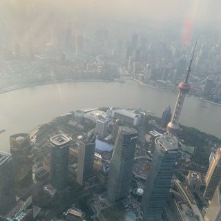 站在上海之巅上眺望黄浦江...