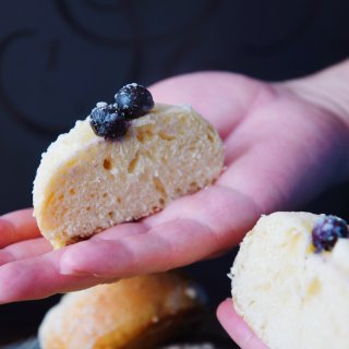 【鲜甜美味的蓝莓爆浆面包，给早餐来一抹蓝...