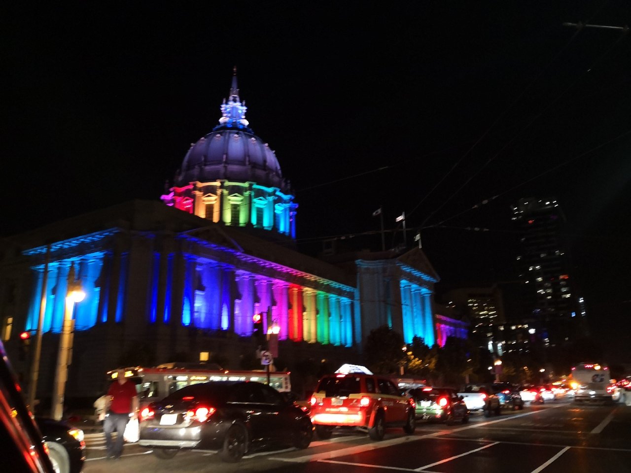 夜里看见的彩虹🌈旧金山市政厅...