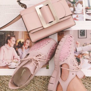 鞋包同一色3️⃣情人節來點不甜膩的粉紅色...