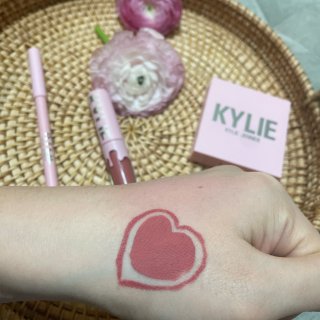 Kylie猪猪系粉嫩彩妆温柔上线💞...