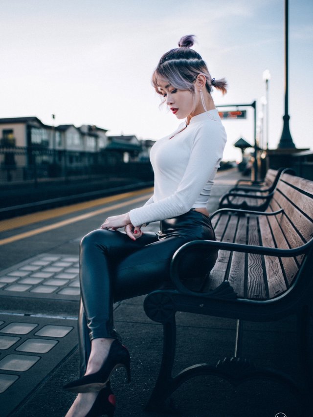 穿搭｜脚踏黑色高跟鞋的“皮城女警”...