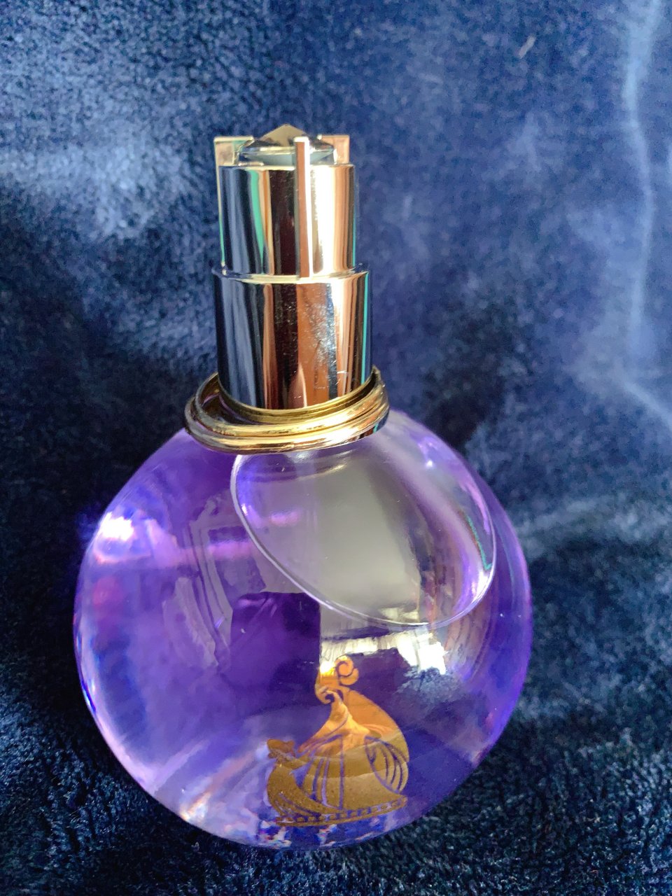 漂亮的淡紫色的香水😍...