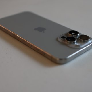 钛原色的iPhone 15 pro ma...