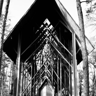 森林里的玻璃教堂：黑白有时候比彩色更有冲...